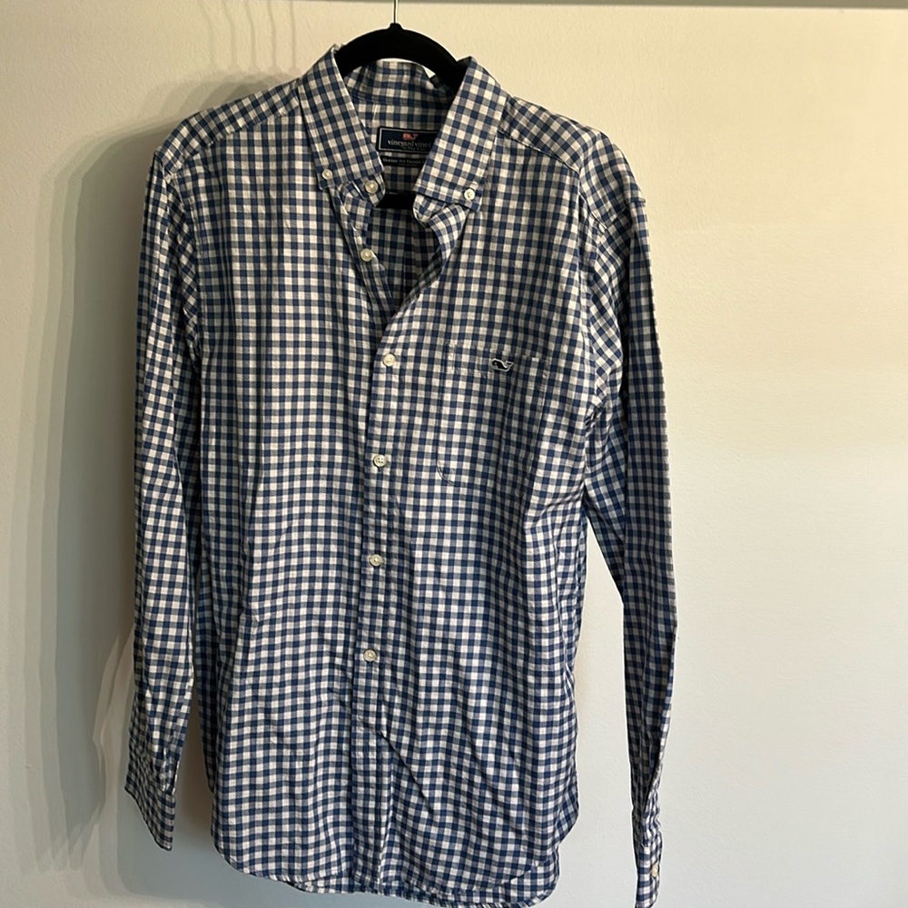 Vineyard Vines Men’s button down Size Medium Never worn
